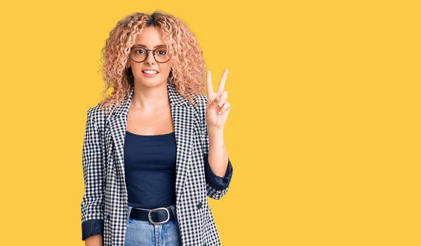 Ung Blond Kvinna Med Lockigt Hår Bär Business Jacka Och — Stockfoto
