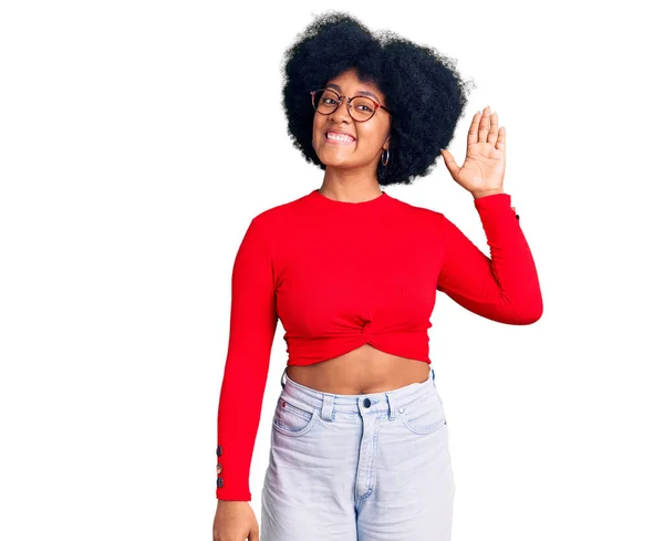 Fiatal Afro Amerikai Lány Alkalmi Ruhát Szemüveget Visel Lemondott Köszönés — Stock Fotó