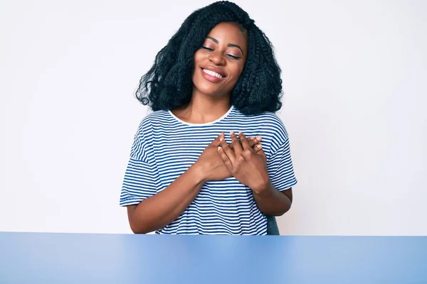 Prachtige Afrikaanse Vrouw Casual Kleding Zittend Tafel Glimlachend Met Handen — Stockfoto