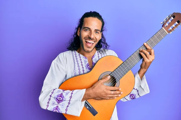 Ung Stilig Man Med Långt Hår Spelar Klassisk Gitarr Firar — Stockfoto