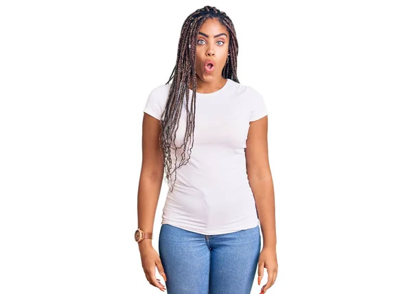 Mujer Afroamericana Joven Con Trenzas Vestidas Con Ropa Casual Asustada — Foto de Stock
