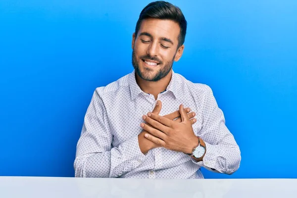 Knappe Spaanse Man Met Zakelijke Kleren Tafel Lachend Met Handen — Stockfoto