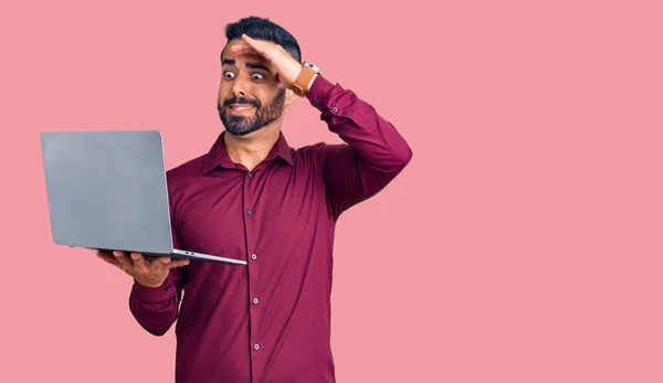 Молодий Іспаномовний Чоловік Тримає Ноутбук Напруженим Розчарованим Рукою Голові Здивованим — стокове фото