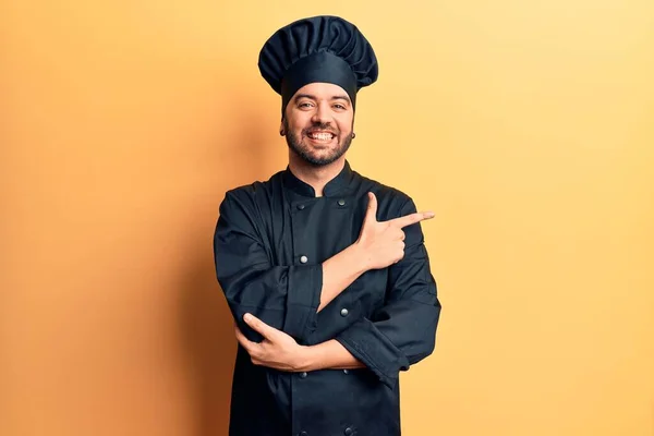 Молодий Іспаномовний Чоловік Формі Кухонної Плити Усміхнений Веселий Вказує Рукою — стокове фото