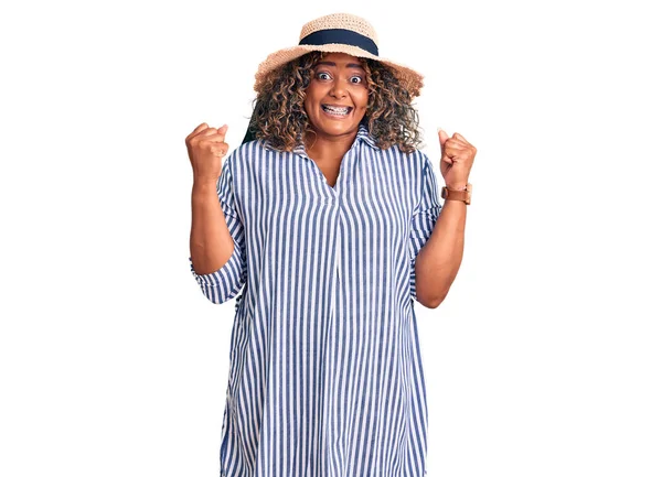 Young African American Size Woman Wearing Summer Hat Celebrating Surprised — Stock Photo, Image