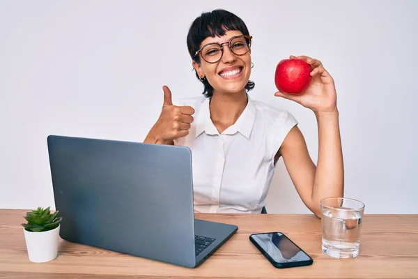 Hermosa Morena Mujer Trabajando Oficina Comiendo Manzana Sana Sonriendo Feliz — Foto de Stock