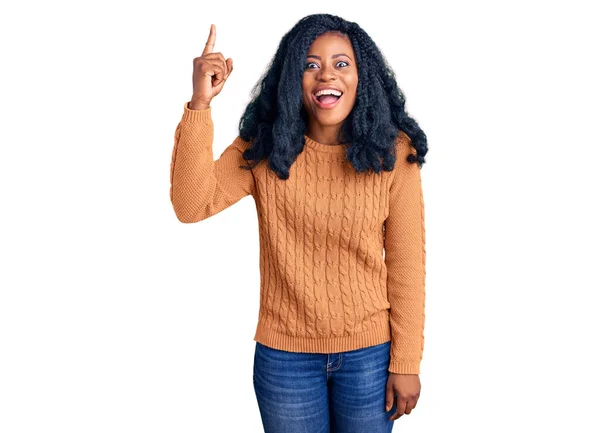 Mooie Afro Amerikaanse Vrouw Draagt Casual Trui Wijzende Vinger Omhoog — Stockfoto