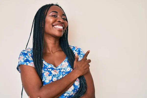 Afroamerikanerin Mit Zöpfen Lässiger Sommerkleidung Lächelt Fröhlich Und Zeigt Mit — Stockfoto
