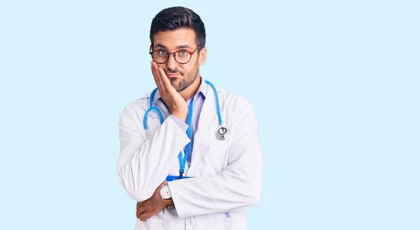Young Hispanic Man Wearing Doctor Uniform Stethoscope Thinking Looking Tired — Stock Photo, Image