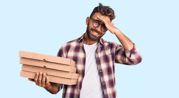 Giovane Uomo Ispanico Tenendo Consegna Pizza Box Stressato Frustrato Con — Foto Stock
