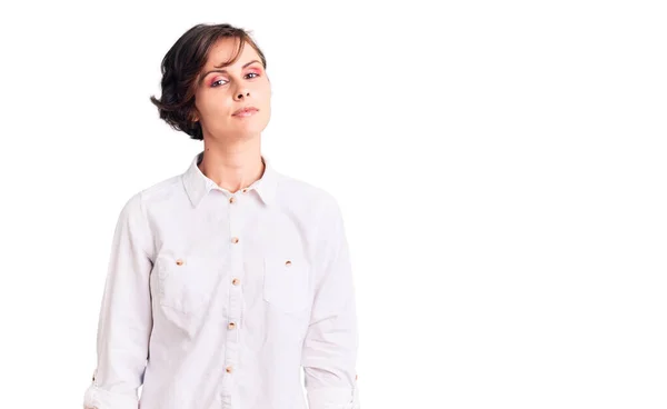 Hermosa Mujer Joven Con Pelo Corto Con Elegante Camisa Blanca — Foto de Stock