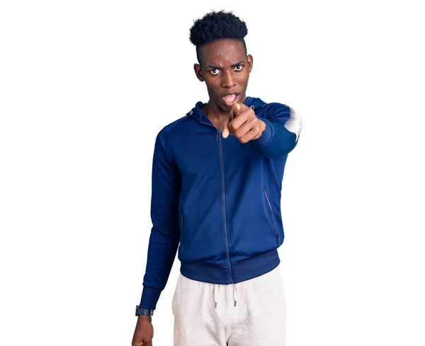 Ung Afrikansk Amerikansk Man Bär Sportkläder Pekar Missnöjd Och Frustrerad — Stockfoto