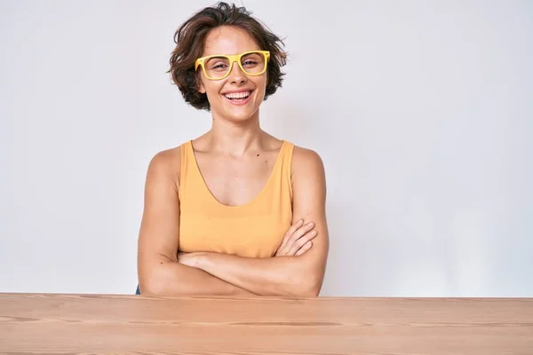 Jonge Latijns Amerikaanse Vrouw Casual Kleding Een Bril Zittend Tafel — Stockfoto