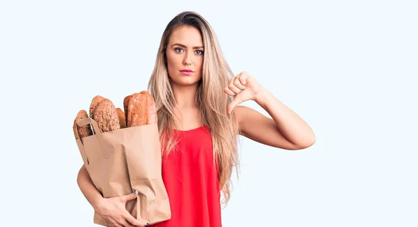 Joven Mujer Rubia Hermosa Sosteniendo Bolsa Papel Con Pan Con — Foto de Stock