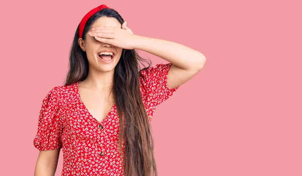 Morena Adolescente Con Vestido Verano Sonriendo Riendo Con Mano Cara —  Fotos de Stock