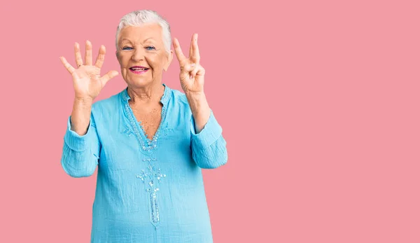 Mulher Bonita Sênior Com Olhos Azuis Cabelos Grisalhos Usando Vestido — Fotografia de Stock