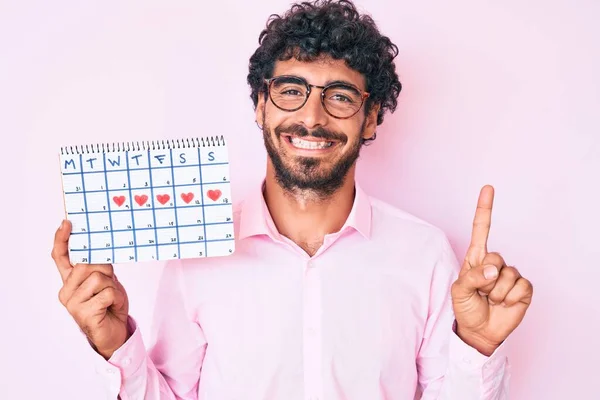 Beau Jeune Homme Aux Cheveux Bouclés Ours Tenant Calendrier Cardiaque — Photo