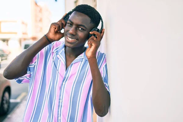 Νεαρός Αφροαμερικάνος Που Χρησιμοποιεί Ακουστικά Στο Δρόμο Της Πόλης — Φωτογραφία Αρχείου