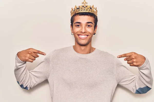 Молодий Афроамериканський Чоловік Короні Принца Виглядає Впевнено Посмішкою Обличчі Вказуючи — стокове фото