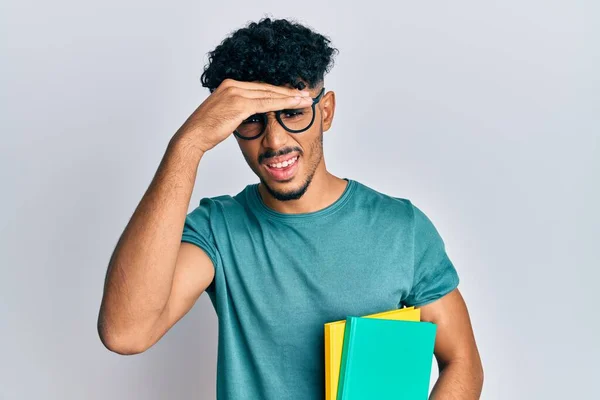 年轻的Arab帅哥 戴着眼镜 拿着书本 满脸惊讶 满脸怒容 紧张而沮丧 — 图库照片