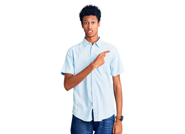 Jeune Homme Afro Américain Portant Des Vêtements Décontractés Pointant Côté — Photo