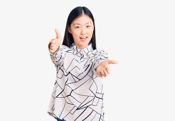 Mladá Krásná Číňanka Neformální Košili Dívající Kameru Otevřenou Náručí Usmívající — Stock fotografie
