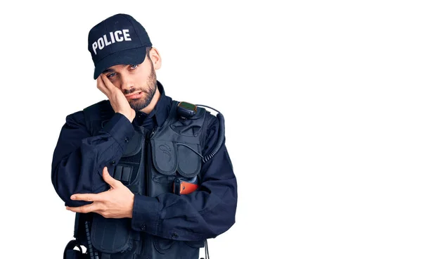 Joven Hombre Guapo Con Barba Vistiendo Uniforme Policía Pensando Cansado — Foto de Stock