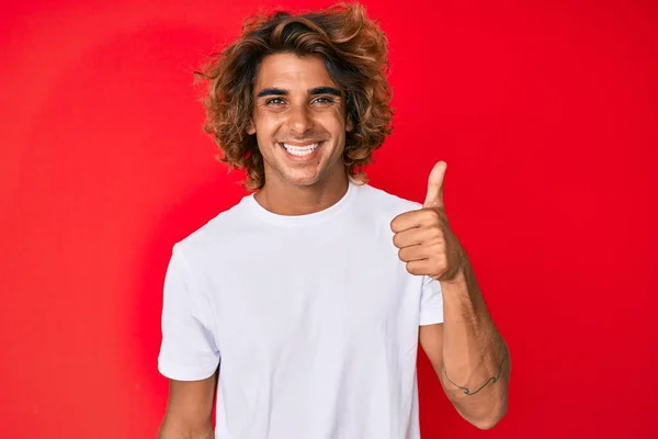 Ung Hispanic Mann Iført Tilfeldig Hvit Skjorte Smilende Glad Positiv – stockfoto