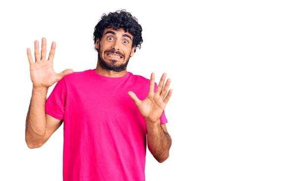 Jovem Bonito Com Cabelo Encaracolado Urso Vestindo Camiseta Rosa Casual — Fotografia de Stock