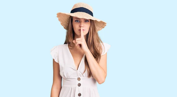 Jovem Mulher Loira Bonita Usando Vestido Verão Chapéu Pedindo Para — Fotografia de Stock