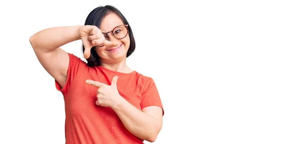 Mulher Morena Com Síndrome Vestindo Roupas Casuais Óculos Sorrindo Fazendo — Fotografia de Stock