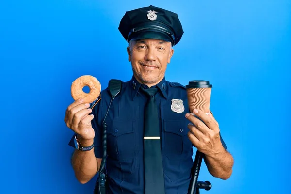Yakışıklı Orta Yaşlı Olgun Bir Polis Donut Yiyor Kahve Içiyor — Stok fotoğraf