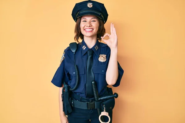 Mujer Hermosa Joven Vistiendo Uniforme Policía Sonriendo Positiva Haciendo Signo —  Fotos de Stock