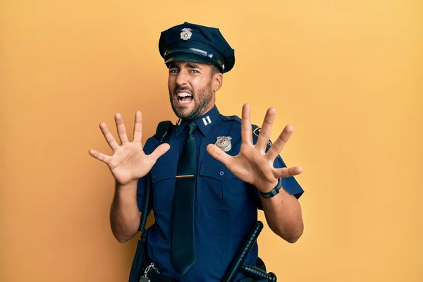 Bonito Hispânico Vestindo Uniforme Policial Com Medo Aterrorizado Com Expressão — Fotografia de Stock