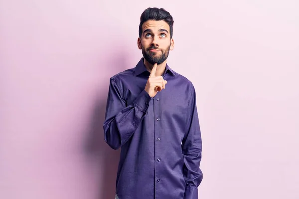 Joven Hombre Guapo Con Barba Llevando Camisa Casual Pensando Concentrado — Foto de Stock