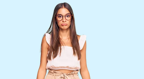 Mujer Hispana Joven Vestida Con Ropa Casual Gafas Deprimida Preocupada — Foto de Stock