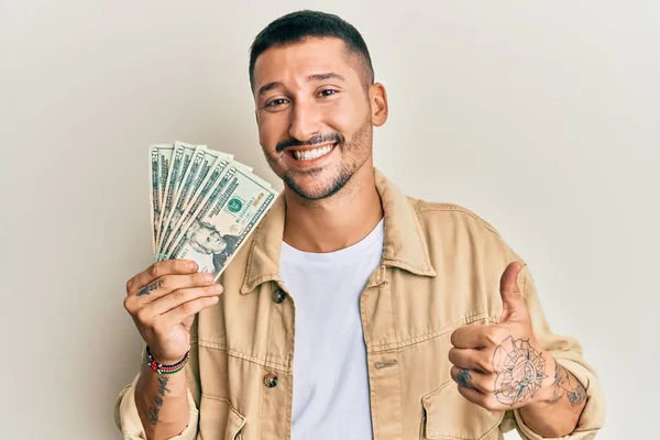 Bonito Homem Com Tatuagens Segurando Notas Dólares Sorrindo Feliz Positivo — Fotografia de Stock