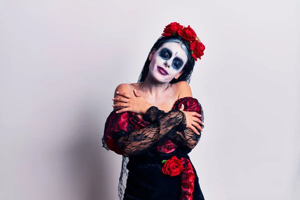 Jovem Mulher Vestindo Dia Mexicano Maquiagem Morta Abraçando Feliz Positivo — Fotografia de Stock