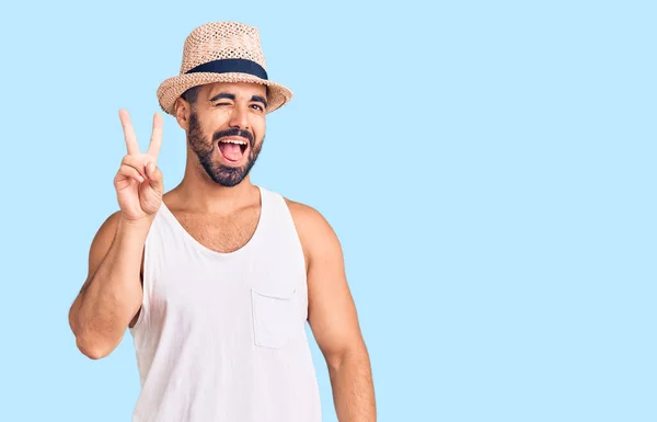 Homem Hispânico Jovem Usando Chapéu Verão Casual Sorrindo Com Rosto — Fotografia de Stock