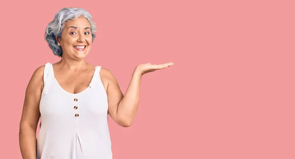 Mujer Mayor Con Pelo Gris Vistiendo Ropa Casual Sonriendo Alegre — Foto de Stock