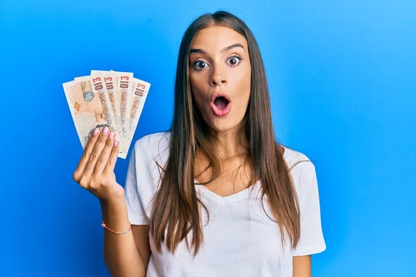 Mujer Hispana Joven Sosteniendo Libras Del Reino Unido Asustada Sorprendida — Foto de Stock