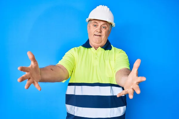 Senior Gråhårig Man Bär Arbetare Reflekterande Shirt Och Hatt Tittar — Stockfoto