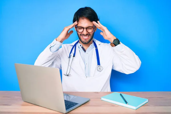 Hombre Hispano Guapo Vistiendo Uniforme Médico Que Trabaja Clínica Con —  Fotos de Stock