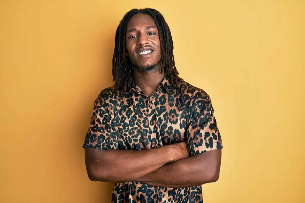 Африканский Американец Косичками Леопардовой Рубашке Животного Цвета Счастливое Лицо Улыбающееся — стоковое фото
