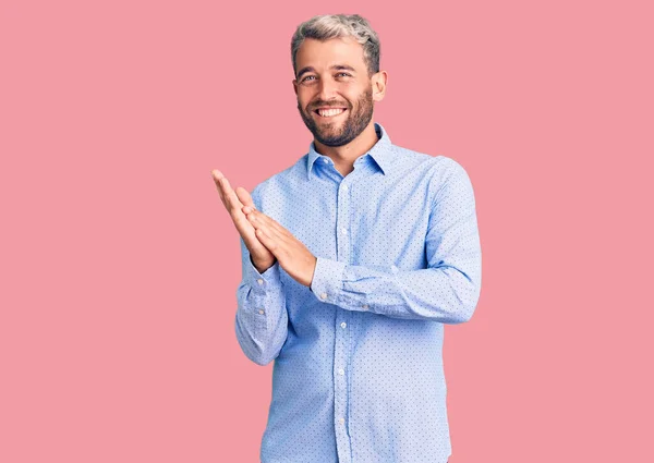 Jonge Knappe Blonde Man Draagt Elegante Shirt Klappen Applaudisseren Gelukkig — Stockfoto