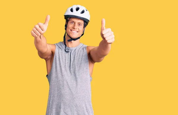 Ung Stilig Man Bär Cykelhjälm Godkänner Gör Positiv Gest Med — Stockfoto