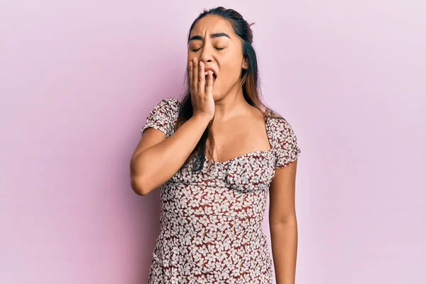 Молодая Латинская Женщина Повседневной Одежде Скучает Зевая Усталый Закрывающий Рот — стоковое фото