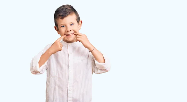 Schattig Blond Kind Draagt Elegant Shirt Lachend Vrolijk Tonen Wijzen — Stockfoto