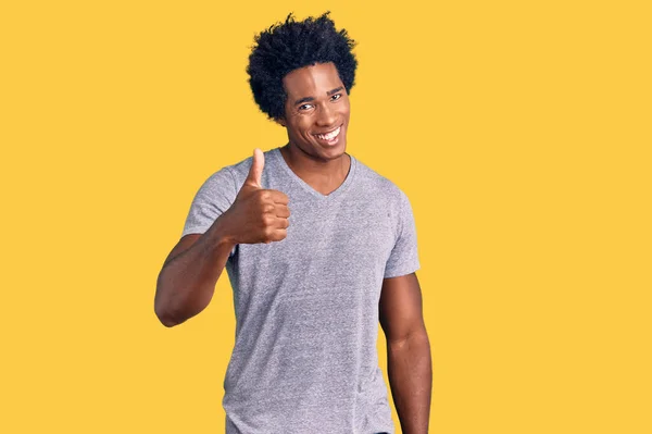 Hombre Afroamericano Guapo Con Cabello Afro Usando Ropa Casual Haciendo —  Fotos de Stock