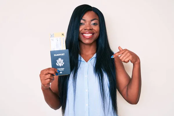 Jovem Afro Americana Segurando Passaporte Dos Estados Unidos Apontando Dedo — Fotografia de Stock